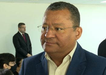 Apoiadores de Veneziano agridem Nilvan com garrafada em saída de debate; veja o vídeo