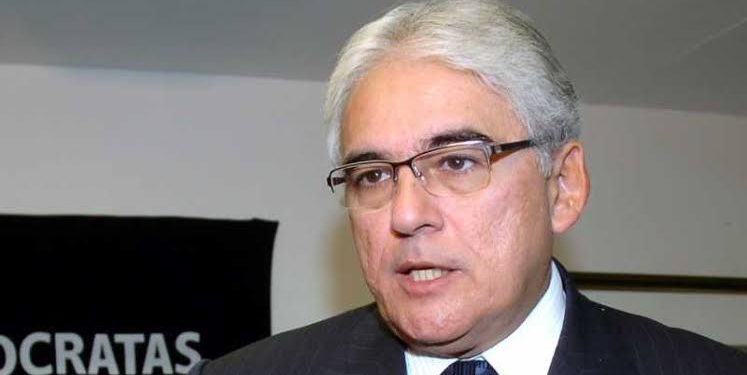 Efraim pai repercute artigo que ironiza briga entre Ricardo e Pollyana: “A batalha do sujo contra a mal lavada”