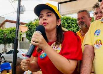 Militantes vaiam e gritam nome de outro candidato ao Senado durante discurso de Pollyana em Condado; veja vídeo