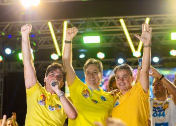 Efraim, Júnior Araújo e Murilo Galdino arrastão multidão em Cajazeiras