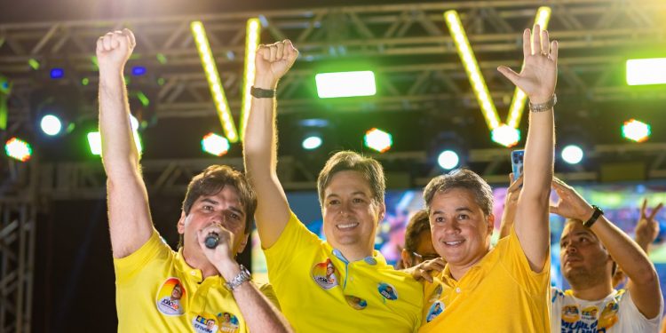 Efraim, Júnior Araújo e Murilo Galdino arrastão multidão em Cajazeiras