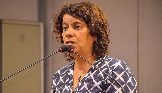 Juíza rejeita pedido de Estela para retirar do ar foto em que ela aparece presa na operação Calvário