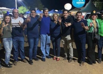 Em Uiraúna, Wellington Roberto posa para foto fazendo o “40” de João Azevêdo