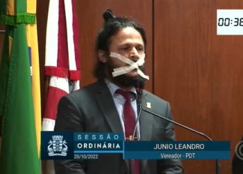 Vereador de JP protesta amordaçado na tribuna da Câmara após ter discurso censurado