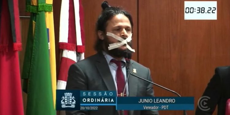 Vereador de JP protesta amordaçado na tribuna da Câmara após ter discurso censurado