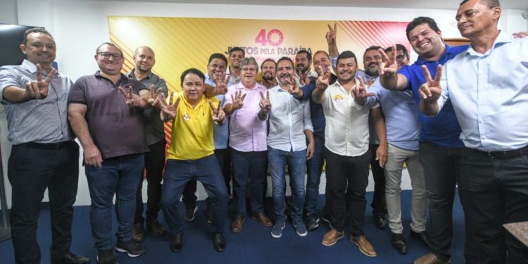 João Azevêdo recebe 67 prefeitos em apoio à sua reeleição neste segundo turno