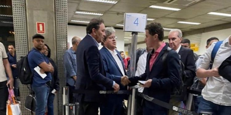 João e Veneziano são flagrados em clima de cordialidade