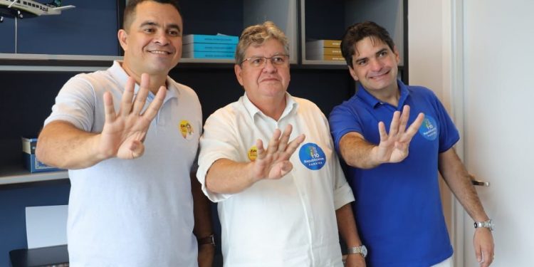 Ex-prefeito de Cruz do Espírito Santo, Pedrito rompe com Pedro e fecha com João Azevêdo