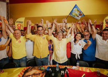 Análise: Quem ganha e quem perde com à reeleição de Azevêdo