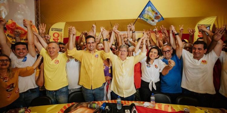 Análise: Quem ganha e quem perde com à reeleição de Azevêdo