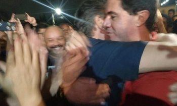 Adversários históricos, Cássio e Veneziano se abraçam em Campina e projetam aliança futura