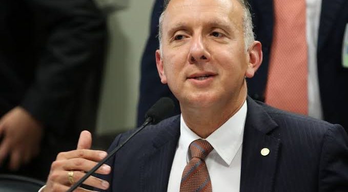 Aguinaldo nega estar apoiando Eduardo Carneiro na disputa à presidência da ALPB