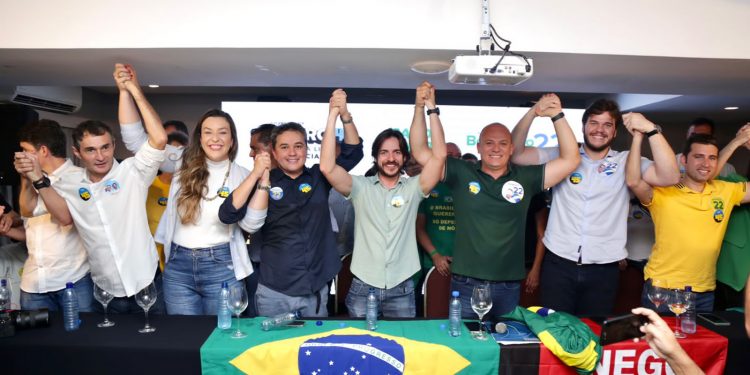 Cabo Gilberto reúne lideranças bolsonaristas e anuncia apoio a Pedro no segundo turno