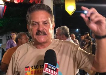 Durante comício no interior, Tião Gomes afirma que ”pobre que vota contra Lula merece uma pisa”