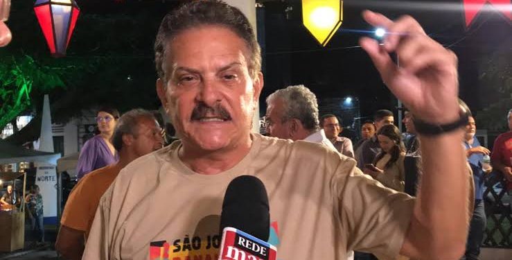 Durante comício no interior, Tião Gomes afirma que ”pobre que vota contra Lula merece uma pisa”