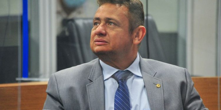 Justiça condena Walber Virgolino a postar retratação sobre fake news de supostos banheiros unissex na Paraíba