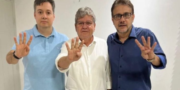 Bastidores: João Azevêdo intervém em articulações de Pedro e consegue manter Júnior Araújo em sua base