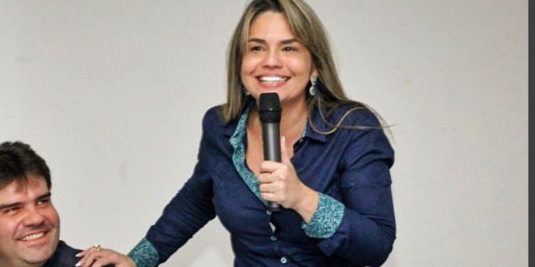 Prefeita de Conde exonera todos os servidores comissionados