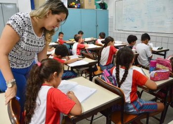 Cícero anuncia pagamento da progressão de nível aos profissionais da educação em JP