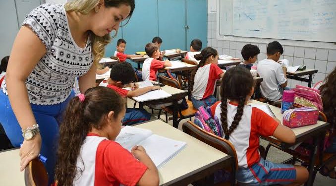 Cícero anuncia pagamento da progressão de nível aos profissionais da educação em JP