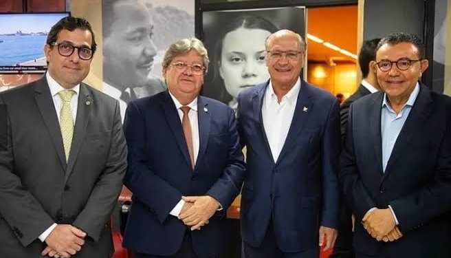 João Azevêdo se reunirá com Alckmin para discutir espaços no governo Lula