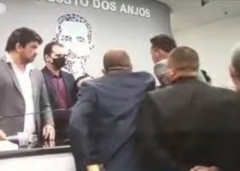 Sessão na Câmara de Sapé acaba em confusão; assista