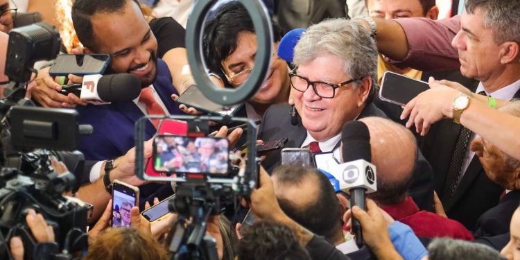 Diplomado, João Azevêdo diz que novo secretariado será anunciado em janeiro