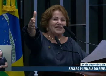 Às lágrimas, Nilda Gondim se despede do Senado e emociona Veneziano