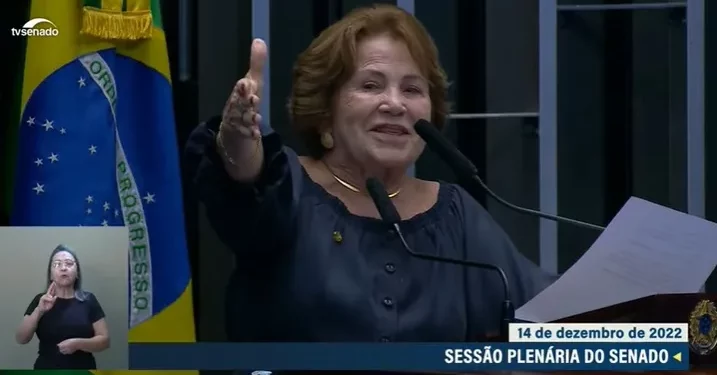 Às lágrimas, Nilda Gondim se despede do Senado e emociona Veneziano