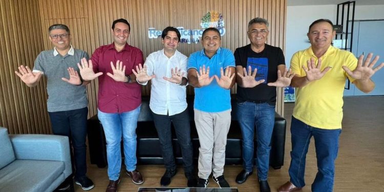 Após articulação de Márcio Roberto e Murilo Galdino, prefeito deixa União Brasil e se filia ao Republicanos