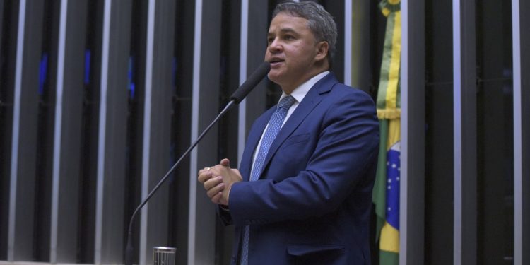 Em último discurso na tribuna, Efraim se despede da Câmara dos Deputados