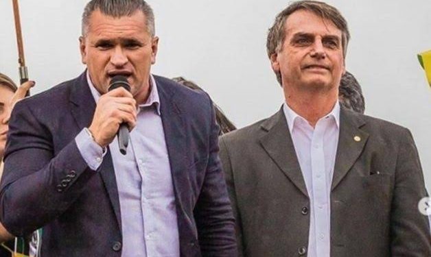 Julian Lemos anuncia que lançará livro sobre sua trajetória ao lado de Bolsonaro