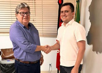Como antecipado pelo Política da Paraíba, Gilbertinho anuncia apoio à base de João Azevêdo na Assembleia