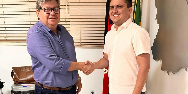 Como antecipado pelo Política da Paraíba, Gilbertinho anuncia apoio à base de João Azevêdo na Assembleia