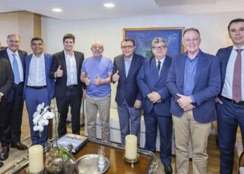 João Azevêdo participa de encontro de líderes do PSB com Lula, em Brasília