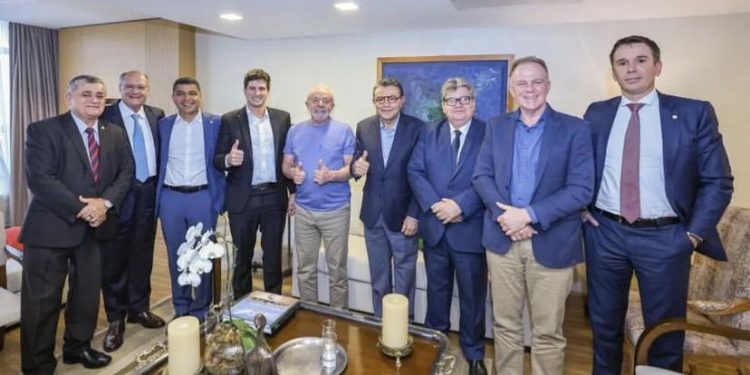 João Azevêdo participa de encontro de líderes do PSB com Lula, em Brasília