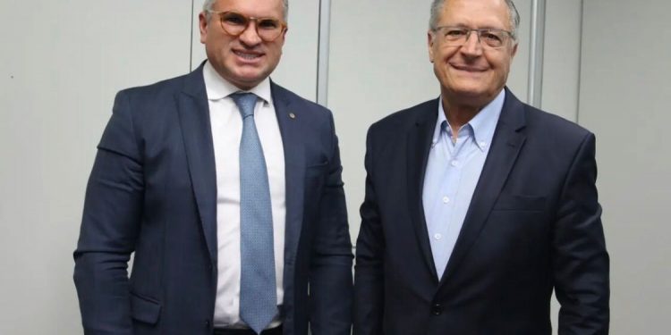 Cavando espaço no governo Lula, Julian Lemos se reúne com Alckmin
