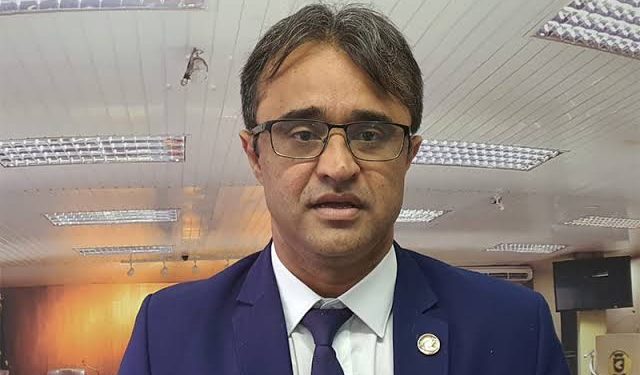 Líder do governo na CMCG entrega cargos na gestão e anuncia postura independente