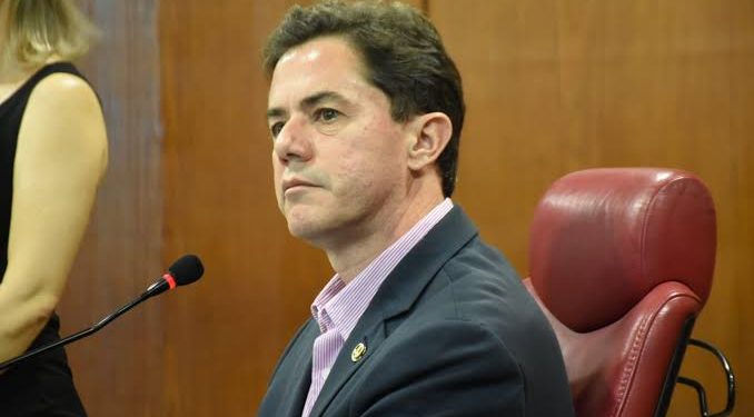 Estudo aponta que Veneziano votou 77% alinhado às matérias de Bolsonaro