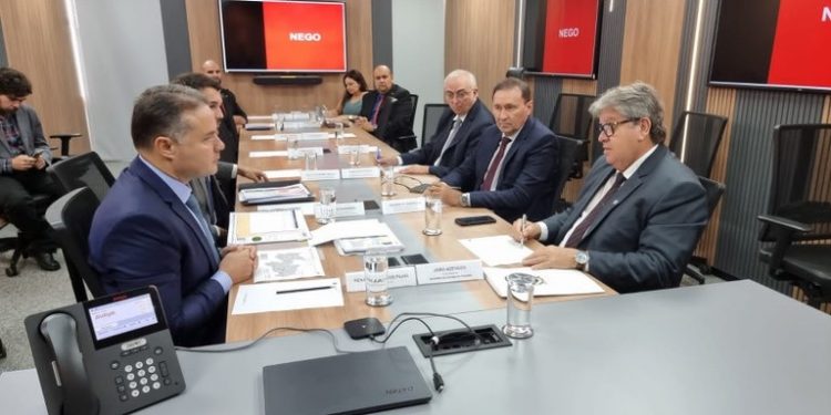 João Azevêdo garante investimentos de R$ 500 milhões em obras rodoviárias