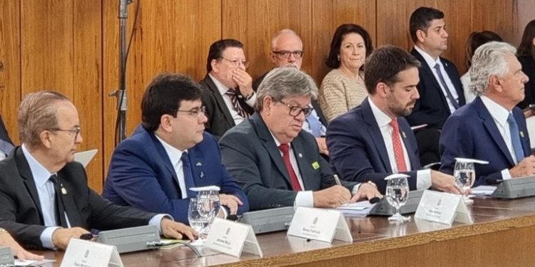 João Azevêdo encaminha projetos prioritários da Paraíba durante reunião com Lula