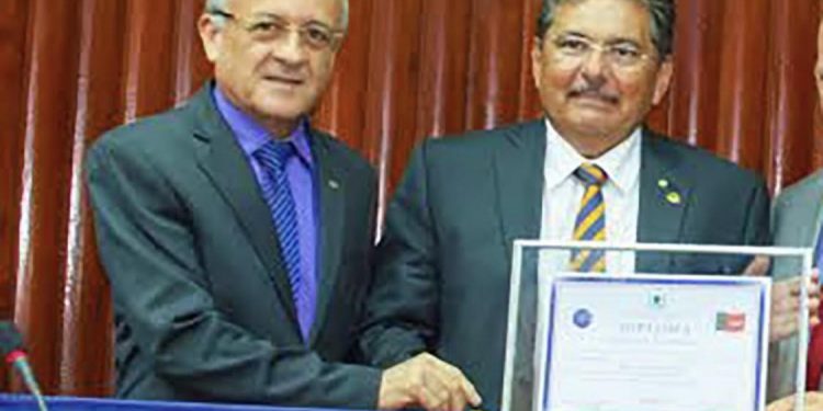 Em carta, Branco Mendes comunica desistência de candidatura à presidência da ALPB e “perdão” a Galdino