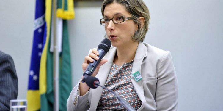 Delegada que investigou Bolsonaro é anunciada como nova superintendente da PF na Paraíba