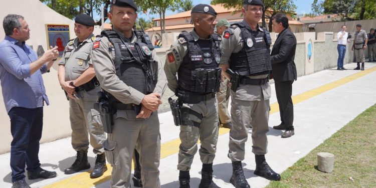 Polícia Militar desocupa frente do quartel do Grupamento em João Pessoa
