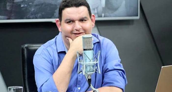 Fabiano Gomes anuncia emissora e o horário do programa que marcará seu retorno ao rádio