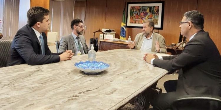 Em Brasília, deputado do União Brasil se reúne com executiva do PDT e gera especulações