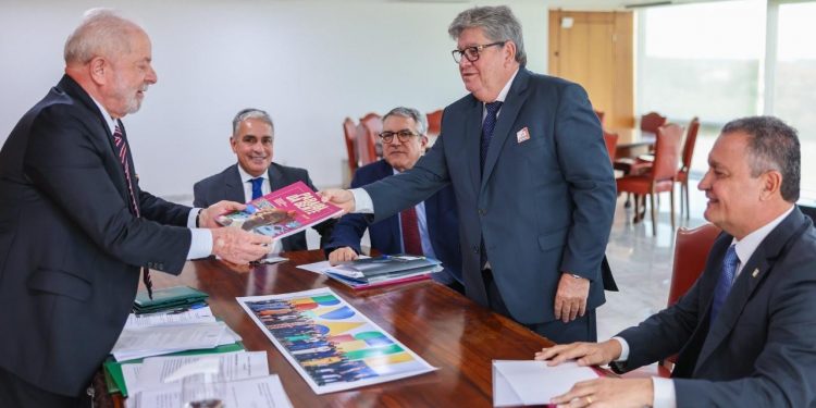 João Azevêdo representa Consórcio Nordeste em encontro com Lula e discute pautas de interesse da região