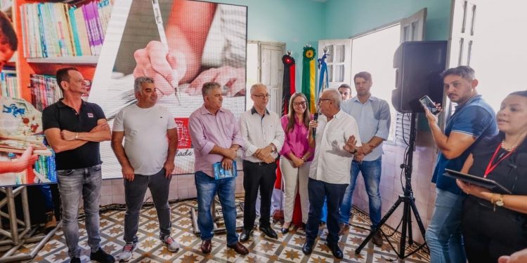 Cícero anuncia construção de novas escolas e concurso na Educação com 400 vagas