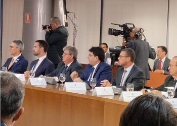 João Azevêdo participa de reunião com Lula e reforça compromisso com a democracia