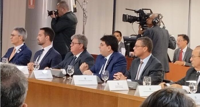 João Azevêdo participa de reunião com Lula e reforça compromisso com a democracia